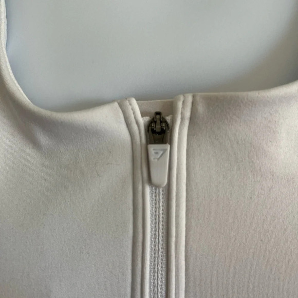 GYMSHARK ZIP UP SPORTS BRA
Medium  Support. Size medium white. SOLD OUT online. - Picture 3 of 11